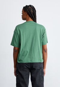Carhartt WIP CHESTER - T-shirts - duck green