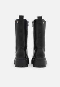 XTI Botas con plataforma - black