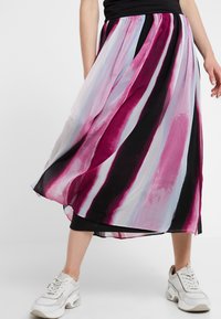 Lång, flödande kjol med rosa, svart och ljusblå vertikala ränder, tillverkad av lätt, genomskinlig tyg med elastisk midja.