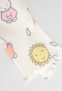 Baumwollstoff mit einem Muster aus lächelnden Sonnen und Kindern in sanften Farben, mit einer gerippten Textur und gewellten Kanten.