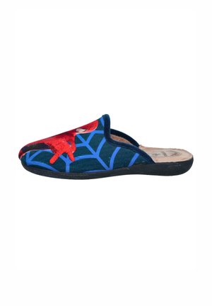 Zapatilla de fieltro azul con un diseño rojo de Spider-Man, con suela negra, interior acolchado y un patrón de telaraña en azul, que realza el detalle visual.