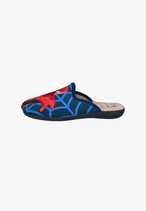 Zapatilla de fieltro azul con un diseño rojo de Spider-Man, con suela negra, interior acolchado y un patrón de telaraña en azul, que realza el detalle visual.