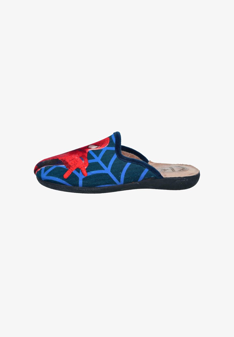 Zapatilla de fieltro azul con un diseño rojo de Spider-Man, con suela negra, interior acolchado y un patrón de telaraña en azul, que realza el detalle visual.