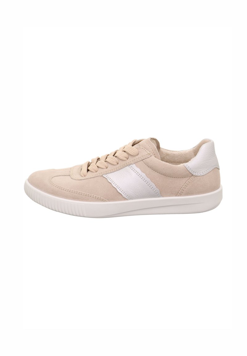Beige Wildledersneaker mit weißen Akzenten, runder Zehenpartie, Schnürdesign und strukturierten Seiten. Verfügt über eine gepolsterte Sohle für zusätzlichen Komfort.