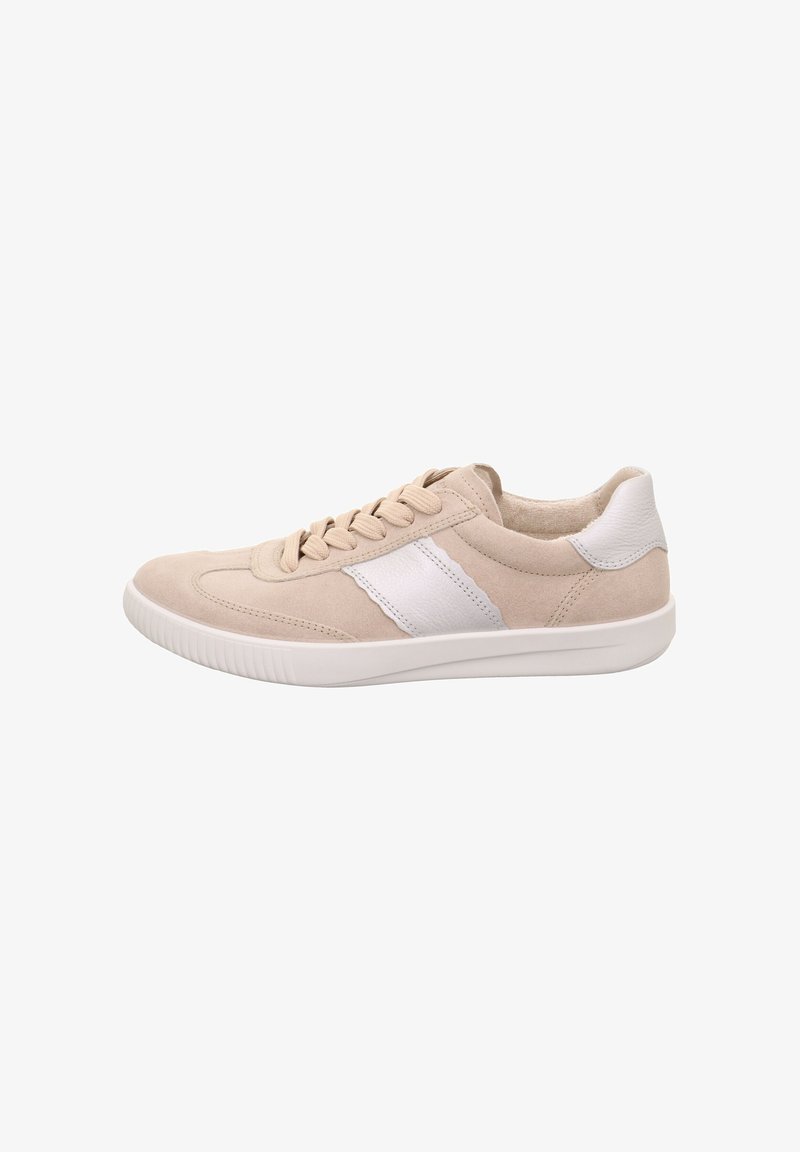 Beige Wildledersneaker mit weißen Akzenten, runder Zehenpartie, Schnürdesign und strukturierten Seiten. Verfügt über eine gepolsterte Sohle für zusätzlichen Komfort.