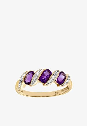 Guldring med tre ovale ametyst ædelstene og små diamant accenter, med et snoet blad-lignende design og poleret overflade.