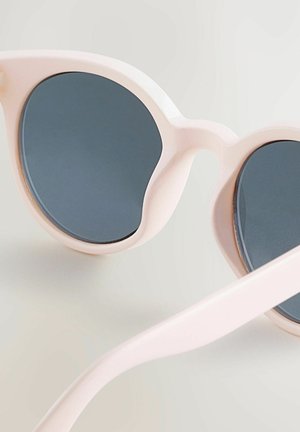 Macska szem alakú napszemüveg világos rózsaszín műanyag kerettel és sötét szürke lencsékkel. A design sima textúrával és vékony szárakkal rendelkezik.