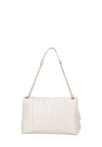 Bolso de piel blanca con un diseño acolchado, cadena dorada, forma rectangular y textura suave. Presenta un cierre de solapa.