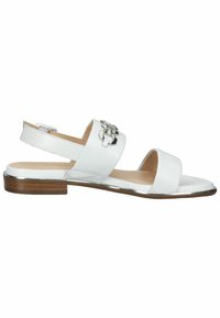 Sandale en cuir blanc avec deux larges brides, design à bride arrière, talon bas marron et accent en métal argenté à l'avant. Texture lisse.