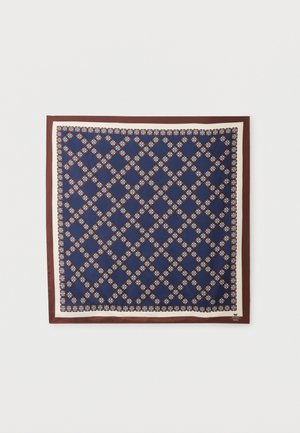 Foulard carré en soie avec centre bleu marine, motif floral en losanges blanc, et bordures marron et blanc sur fond blanc.