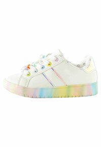 Scarpe da ginnastica bianche con suola a gradiente arcobaleno, dotate di occhielli colorati e due strisce laterali. Texture liscia, design della punta arrotondata.