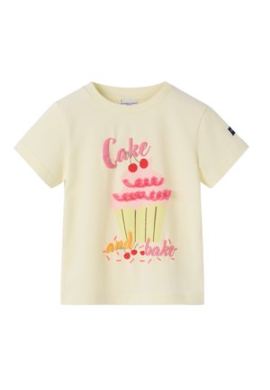Hellgelbes T-Shirt mit kurzen Ärmeln, verziert mit einem rosa gefrosteten Cupcake, der mit zwei Kirschen belegt ist, und dem Text "Cake and bake" in pinken und orangen Buchstaben.