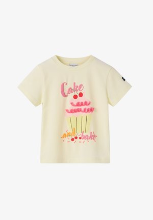 Lysegul t-shirt med korte ærmer med en lyserød frostet cupcake med to kirsebær på toppen og teksten "Cake and bake" i lyserøde og orange bogstaver.