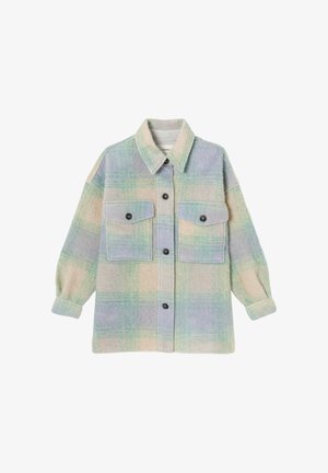 Veste chemise en carreaux aux couleurs pastel, avec une texture douce, deux poches avant et des boutons noirs sur un fond clair.