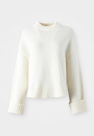 Pull-over blanc en tricot avec un col et des poignets côtelés ; design ample ; texture douce ; longueur cropped.