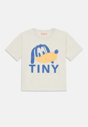 Jasnoszara bawełniana koszulka z krótkim rękawem z niebieską głową postaci z kreskówki i błyszczącym napisem "TINY". Okrągły dekolt.