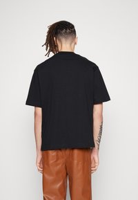 Calvin Klein Jeans FLOWER LOGO TEE - Printtipaita - ck black