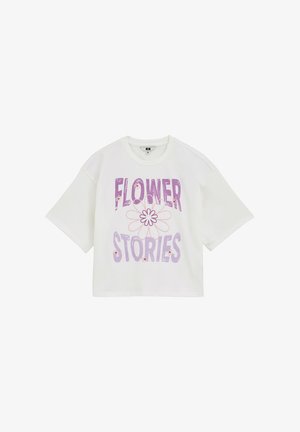 Camiseta blanca de manga corta con gráfico "FLOWER STORIES" en púrpura y rosa, con un diseño floral en el centro y un corte holgado.