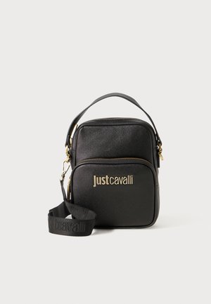 Bolsa de mão preta texturizada com logótipo da marca em tom de ouro. Possui uma alça de mão e uma alça ajustável, fecho com zíper e formato quadrado.