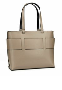 Borsa tote beige con manici neri, dotata di due tasche frontali, texture liscia, forma strutturata e dettagli di cucitura a contrasto.