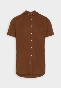 Camicia a maniche corte in cotone marrone, con colletto button-down, tasca frontale e bottoni bianchi a contrasto. Texture liscia.