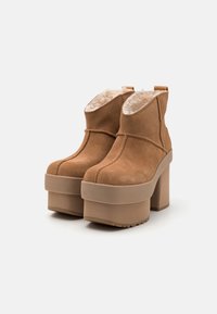 UGG NEW HEIGHTS PLATFORM MINI - Ankelboots med høye hæler - chestnut