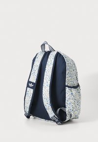 Marineblauer Rucksack mit seitlichen Paneelen im Blumenmuster und gestreiften Trägern. Verfügt über ein kleines Logo auf der Vorderseite und eine glatte Stofftextur.