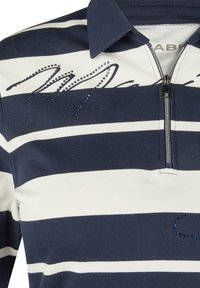 Marineblauer und weiß gestreifter Halb-Reißverschluss-Pullover mit Kragen, der mit Strassakzenten auf der Vorderseite und glatter Baumwolltextur ausgestattet ist.