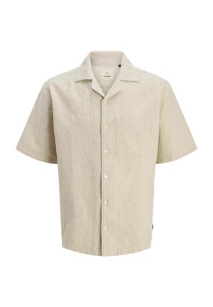 Košeľa s krátkym rukávom z svetlobéžového materiálu s jemnou kvetinovou textúrou, jedným náprsním vreckom a klasickým golierom.