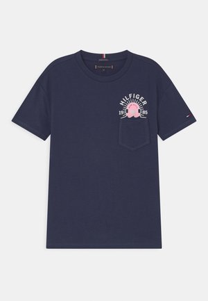 Dunkelblaues T-Shirt mit kurzen Ärmeln, Brusttasche, pinkem Sonnenuntergang-Motiv, Schriftzug "Hilfiger 1985" und kleinem Flaggenlogo am linken Ärmel.