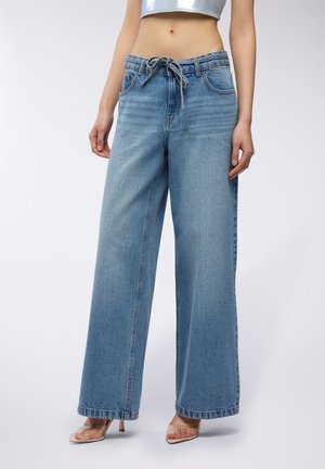 Jeans ampi leggeri blu chiaro in denim, con vita regolabile con coulisse, leggera sfumatura e dettagli di cucitura classici.