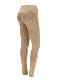 Leggings marroni chiari con un aspetto testurizzato e sbiadito. Caratterizzati da un'alta vita, cuciture arrotondate e un piccolo logo sulla tasca posteriore.
