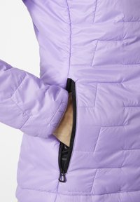 Fialová zateplená bunda s prošívanou strukturou, s boční kapsou na zip a elastickými manžetami pro pohodlné nošení. Černý zip jako ozdoba.