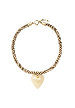 Skręcana bransoletka w złotym odcieniu z kremowym, sercowatym zawieszką oraz okrągłym zapięciem z regulowanym łańcuszkiem.