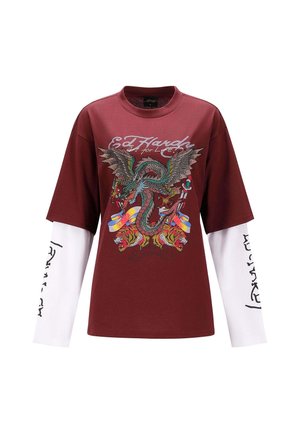 Camiseta burdeos de manga corta con mangas largas blancas. Presenta coloridos estampados de dragón y tigre; texto "Ed Hardy" en la parte delantera.