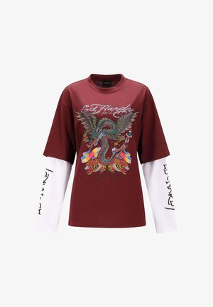 Burgunderfarbenes T-Shirt mit kurzen Ärmeln und langen weißen Ärmeln. Mit bunten Drucken eines Drachen und eines Tigers; "Ed Hardy"-Schriftzug auf der Vorderseite.