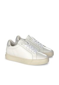 Sneaker in pelle bianca con accenti argentati testurizzati sul tallone, caratterizzati da una finitura liscia e lucida e una suola in gomma beige. Chiusura classica con lacci.