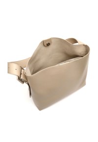 Beige nahkakäsilaukku, jossa on pehmeä ja jämäkkä muoto. Varustettu yhdellä olkahihnalla, napilla suljettavalla vetoketjulla ja sisäisellä vetoketjutaskulla. Silkkinen pinta.