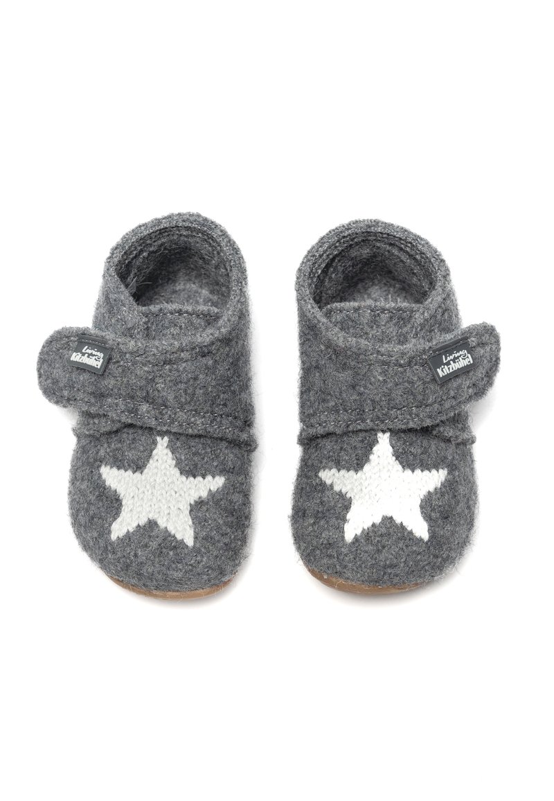 Pantofole grigie in feltro con design a stelle bianche, cinturino regolabile, colletto imbottito e suola resistente. Texture morbida, forma casual adatta per l'uso interno.