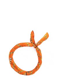 Foulard di seta arancione con un motivo floreale, caratterizzato da tonalità di blu e giallo. Il foulard è annodato a forma di anello con estremità appuntite.