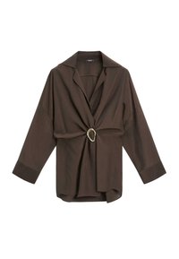 Chemise marron à manches longues avec un col évasé, détail de nœud sur le devant et une broche décorative. Elle présente une coupe décontractée.