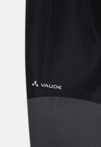 Črne nogavice z sivim spodnjim delom, izdelane iz teksturiranega materiala, z logotipom v srebrni barvi na strani.