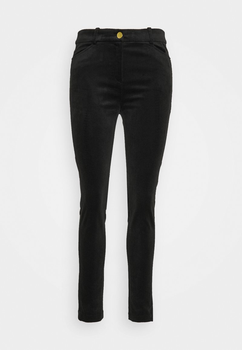 Pantalon slim noir avec une texture lisse. Présente un bouton doré et un design classique à cinq poches. Lignes épurées et coupe ajustée.