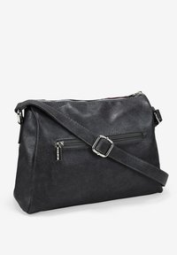 Borsa a tracolla in ecopelle nera con tracolla regolabile e tasca frontale con cerniera, dettagli in metallo argentato.