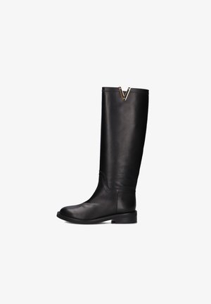 Zwarte leren laarzen tot de knie met een slank design, voorzien van een uitgesproken V-vormige accent aan de bovenkant en een platte zool.