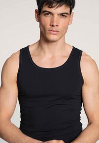 Zwarte tanktop van rekbare stof, met een ronde halslijn en slim fit, met contrasterende stiksels rond de randen.