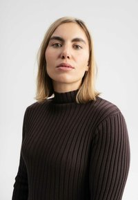 MELA SHIVANI - Etuikleid - dunkelbraun