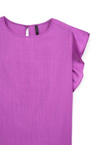 Blusa viola a maniche corte con una sottile texture verticale e una piccola chiusura a bottone a chiave sul retro del collo.