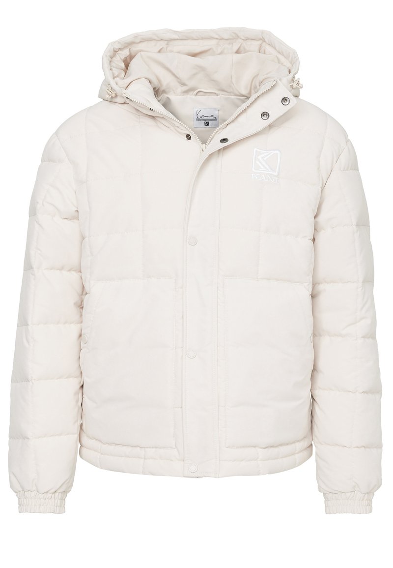 Vit vadderad jacka med avtagbar huva, tryckknappar, quiltad textur och elastiska muddar. Har broderad logga på bröstet.