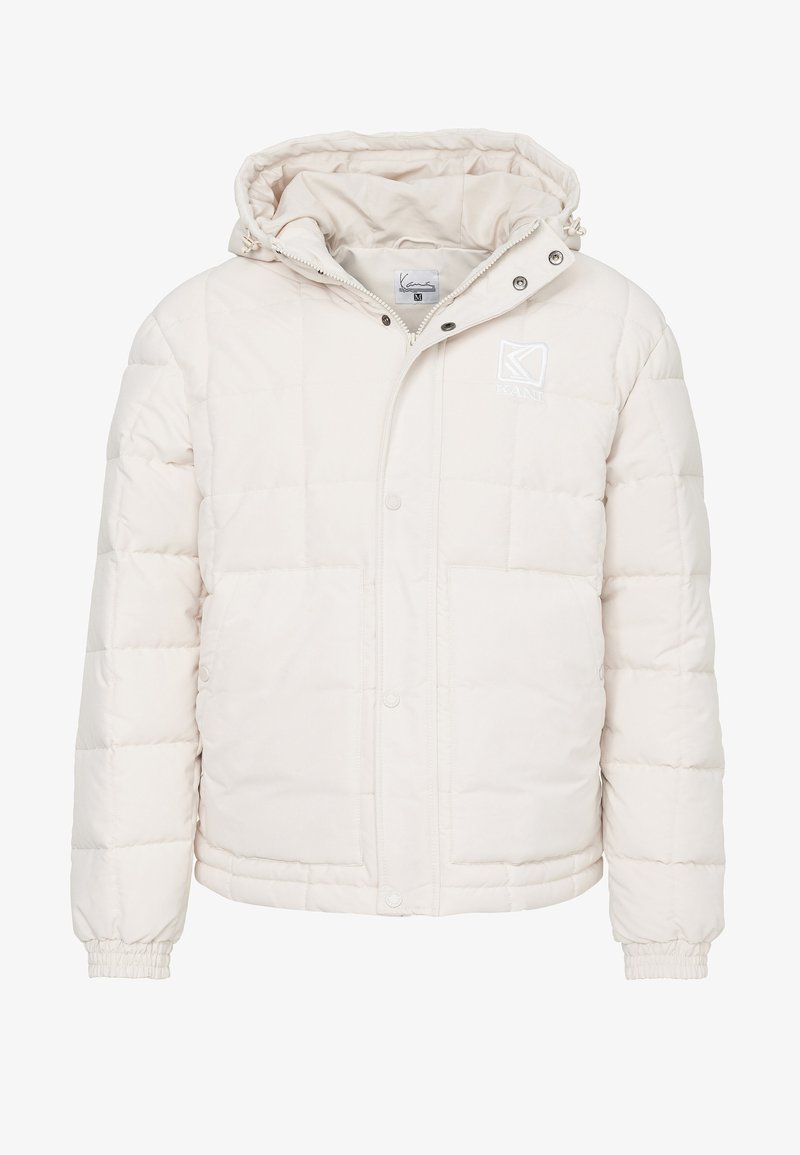 Vit vadderad jacka med avtagbar huva, tryckknappar, quiltad textur och elastiska muddar. Har broderad logga på bröstet.